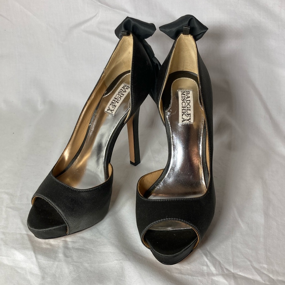 Badgley Mischka Steel Grey Sarin Pumps, Size 7